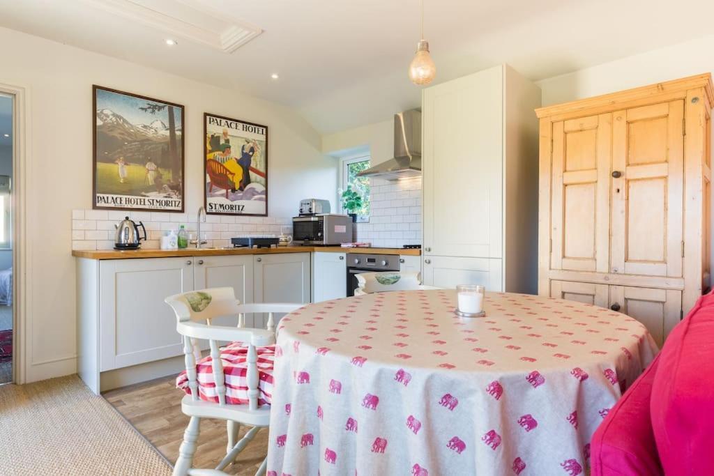 Charming Cottage Surrounded By Idyllic Garden In Peaceful Location In Central تشارلبوري المظهر الخارجي الصورة